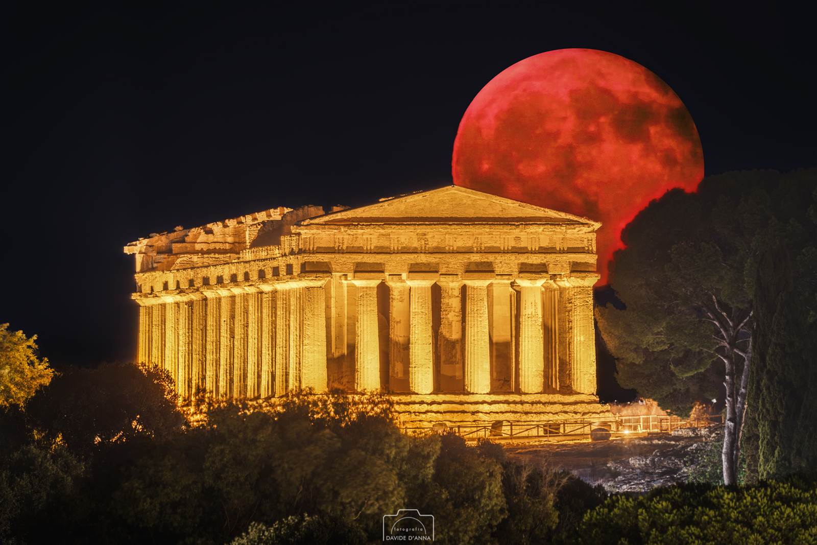 Luna piena che sorge dietro il Tempio della Concordia